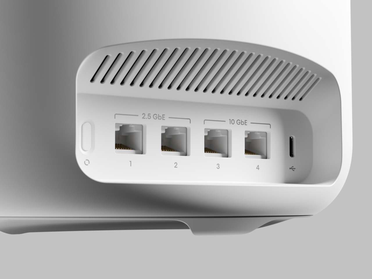 Back of an eero Max 7 showing 2.5 GbE and 10 GbE ports